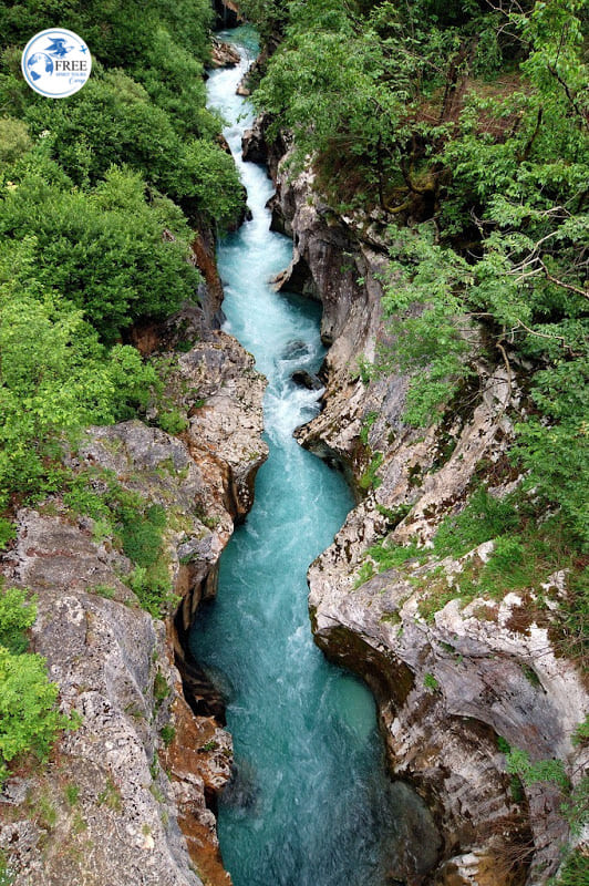 نهر الزمرد في سلوفينيا الأخضر الزمردي