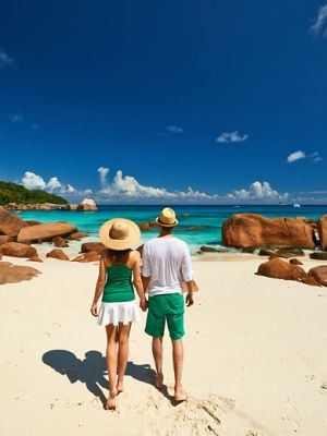 couple-on-honeymoon-in-the-seychelles